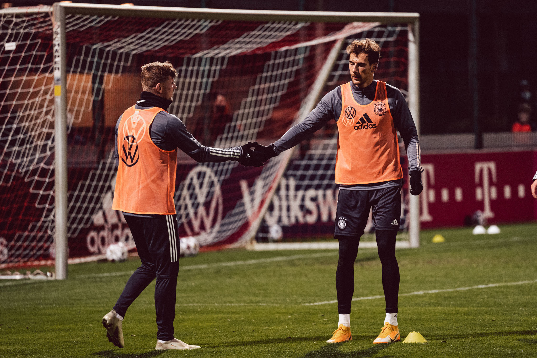 爱游戏2026-泰国队绝杀德国队，黄鸭组合带队取胜