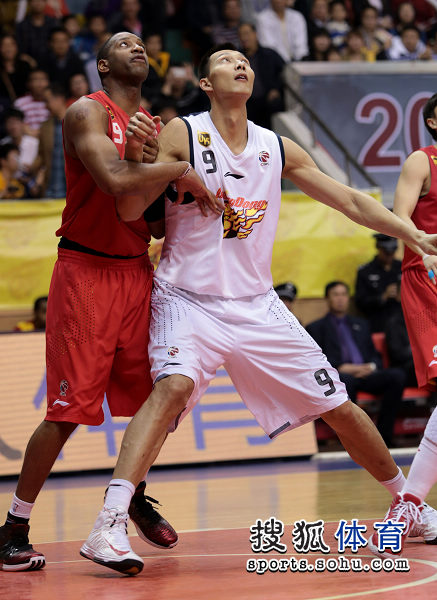 爱游戏体育-青岛队横扫四川队,麦科勒姆带队取胜