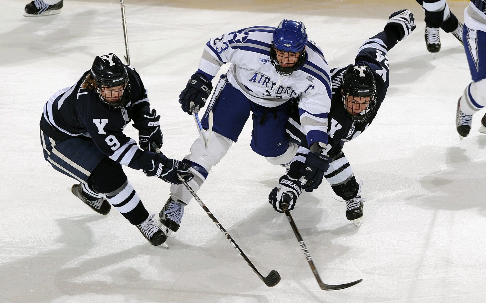 爱游戏tv-英格拉姆主宰比赛走向，老鹰封锁火箭，当个人英雄主义撞上钢铁防线